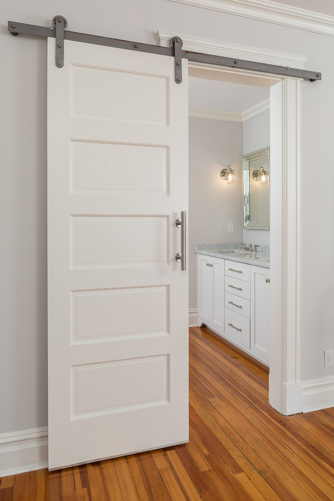 Idéer för stora vintage en-suite badrum, med skåp i shakerstil, vita skåp, ett fristående badkar, en dusch i en alkov, grå kakel, vit kakel, stenkakel, vita väggar, mörkt trägolv, ett undermonterad handfat och marmorbänkskiva