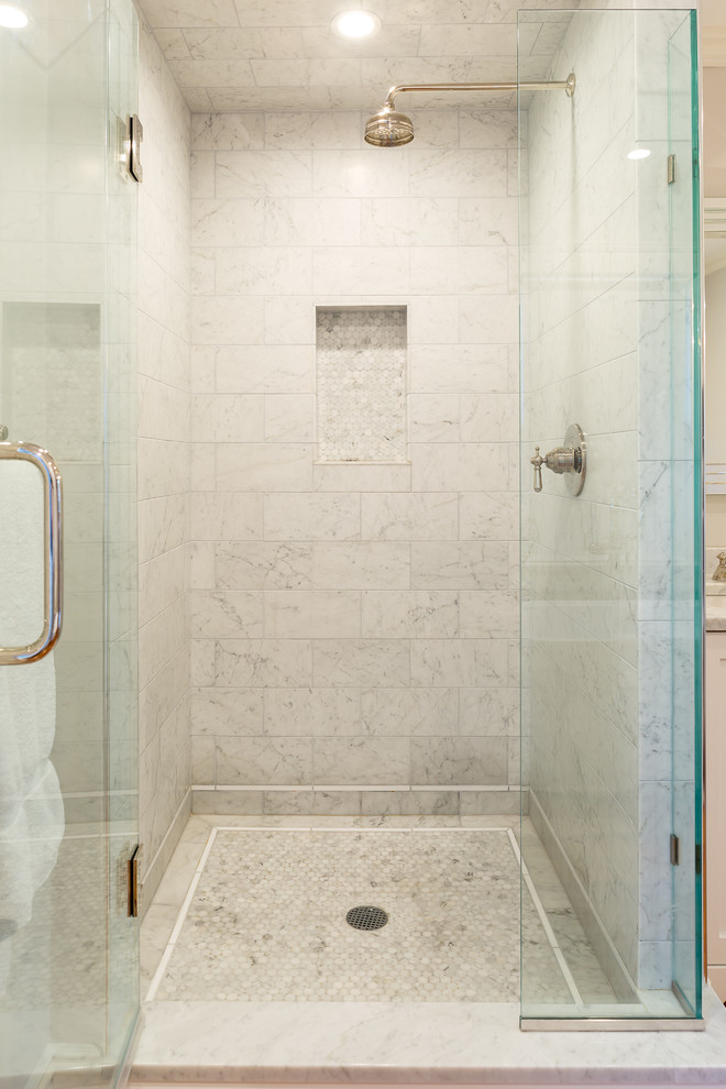 Exemple d'une grande douche en alcôve principale chic avec un placard à porte shaker, des portes de placard blanches, une baignoire indépendante, un carrelage gris, un carrelage blanc, un carrelage de pierre, un mur blanc, parquet foncé, un lavabo encastré et un plan de toilette en marbre.