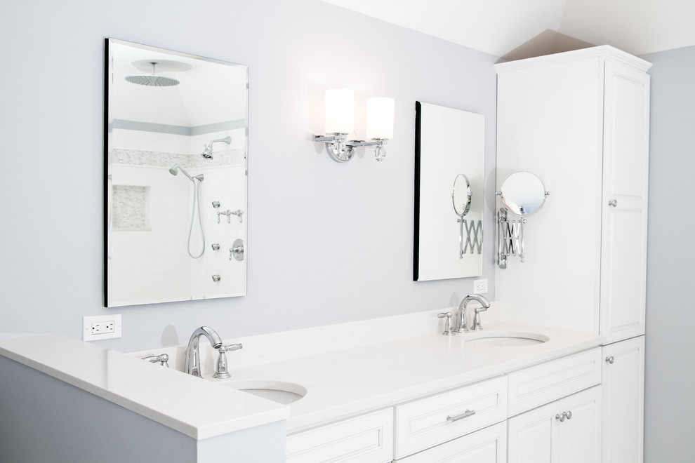 На фото: ванная комната в классическом стиле с керамической плиткой и полом из керамической плитки