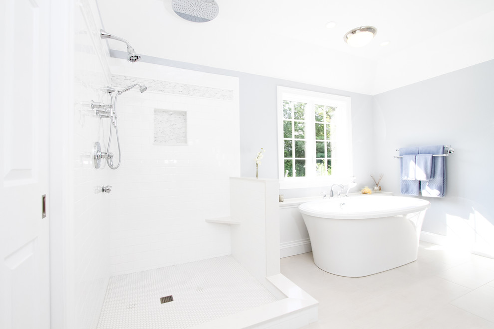 Foto de cuarto de baño clásico con baldosas y/o azulejos de cerámica y suelo de baldosas de cerámica