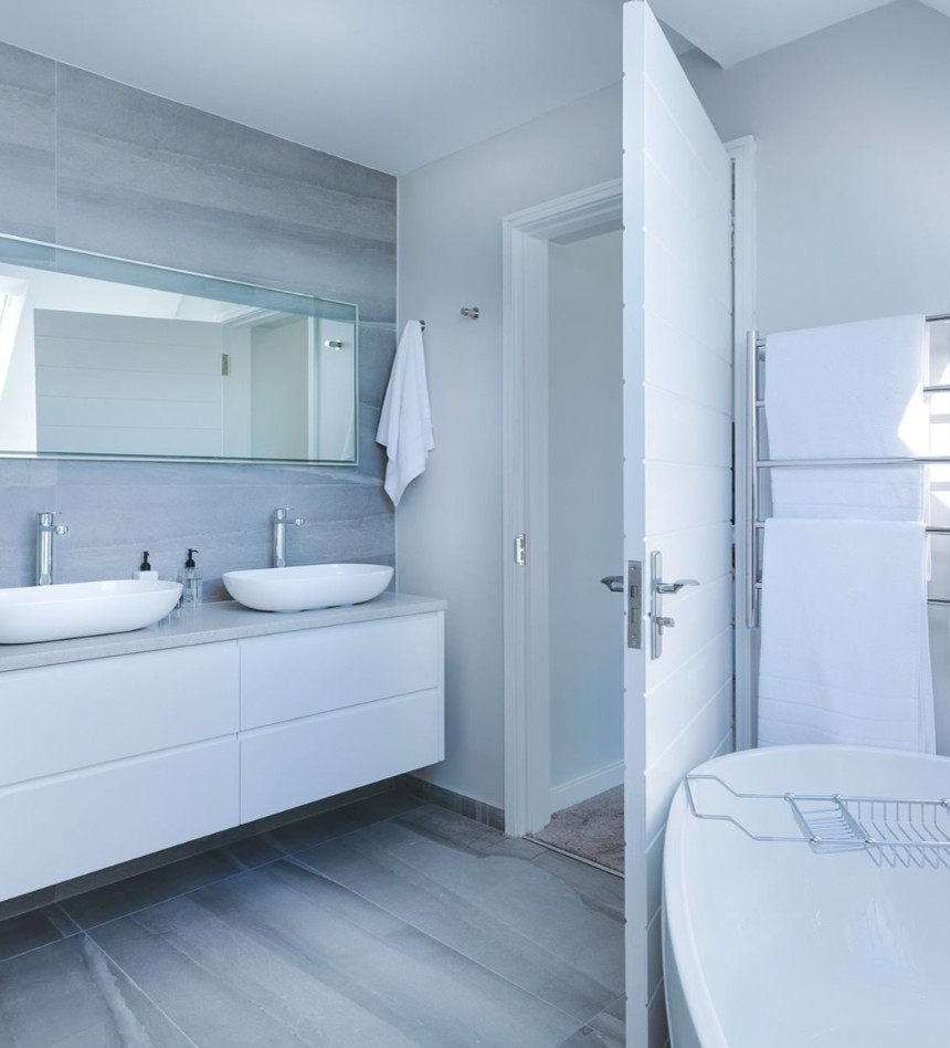Inredning av ett grå grått en-suite badrum, med släta luckor, vita skåp, ett fristående badkar, grå kakel, marmorkakel, grå väggar, marmorgolv, ett fristående handfat, bänkskiva i kvartsit och grått golv