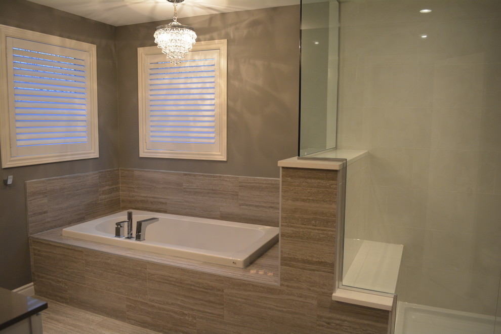 Стильный дизайн: ванная комната среднего размера в стиле неоклассика (современная классика) с душем в нише, унитазом-моноблоком, разноцветной плиткой, керамогранитной плиткой, серыми стенами, полом из керамогранита, врезной раковиной, столешницей из кварцита и накладной ванной - последний тренд