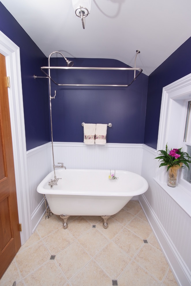 Klassisk inredning av ett badrum, med ett badkar med tassar