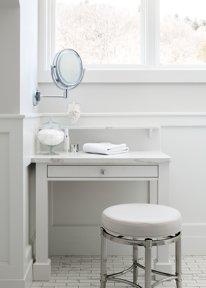 Esempio di una stanza da bagno padronale tradizionale di medie dimensioni con ante lisce, pareti grigie, pavimento con piastrelle in ceramica, top in granito, ante bianche, pavimento bianco e top bianco