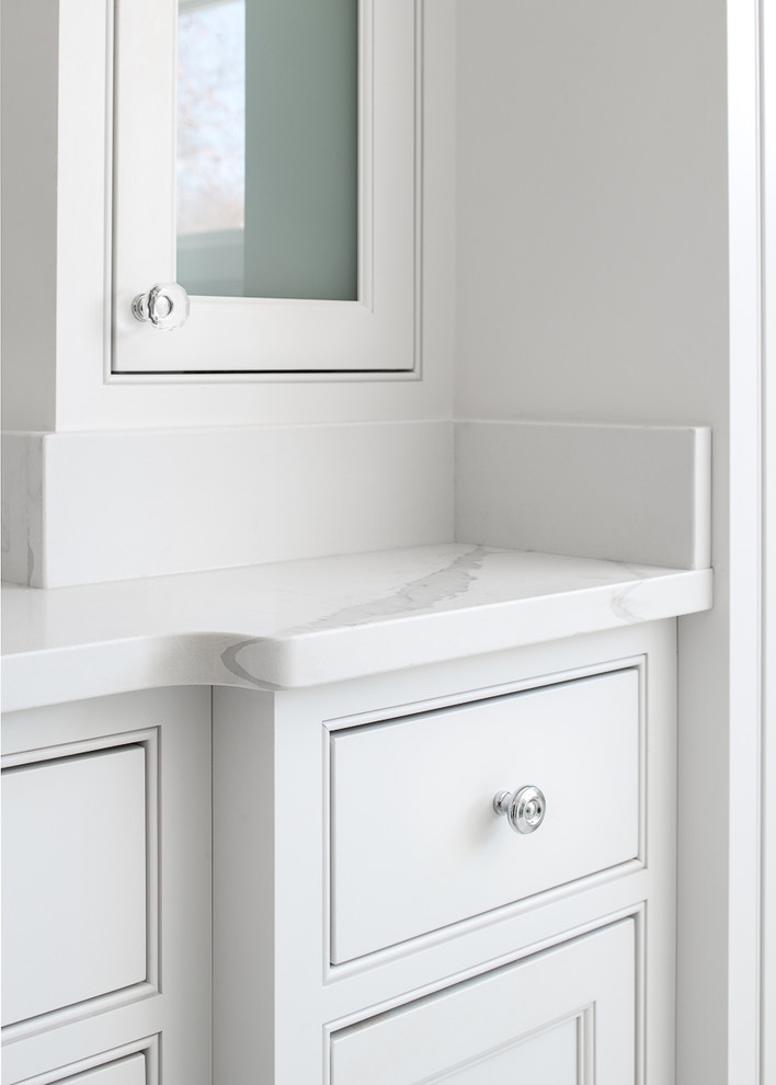 Mittelgroßes Klassisches Badezimmer En Suite mit flächenbündigen Schrankfronten, Granit-Waschbecken/Waschtisch, weißen Schränken und weißer Waschtischplatte in Burlington
