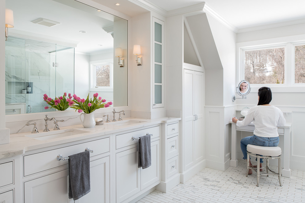 Exemple d'une salle de bain principale chic de taille moyenne avec un placard à porte plane, un mur gris, un sol en carrelage de céramique, un lavabo encastré, un plan de toilette en granite, des portes de placard blanches, un sol blanc et un plan de toilette blanc.