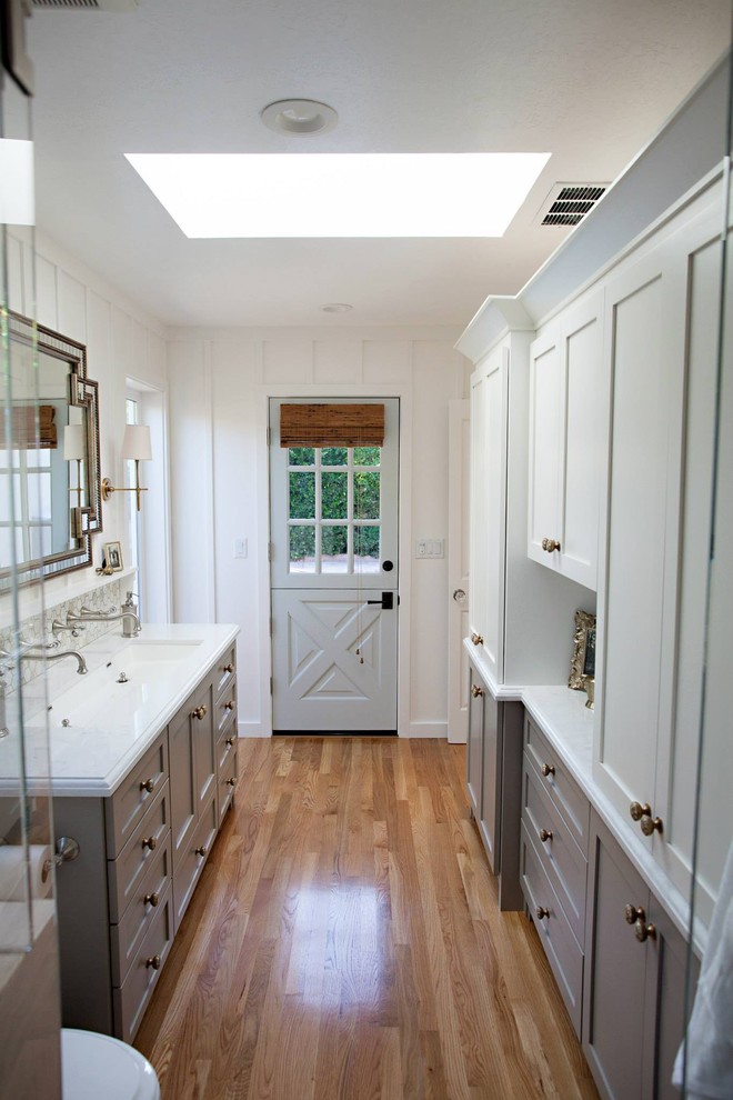 Exempel på ett stort klassiskt en-suite badrum, med skåp i shakerstil, grå skåp, en dubbeldusch, en toalettstol med hel cisternkåpa, vit kakel, mosaik, vita väggar, mellanmörkt trägolv, ett avlångt handfat och bänkskiva i kvarts