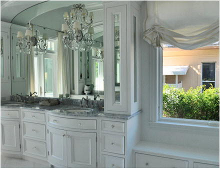 Foto di una stanza da bagno tradizionale con ante a filo, ante bianche e piastrelle bianche
