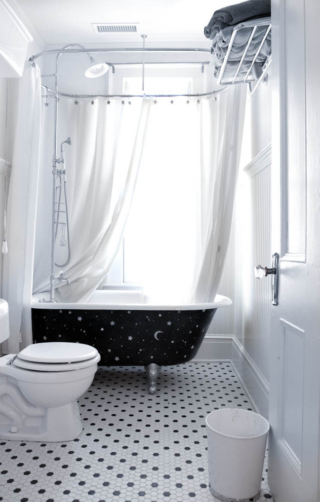 Immagine di una stanza da bagno tradizionale con doccia con tenda