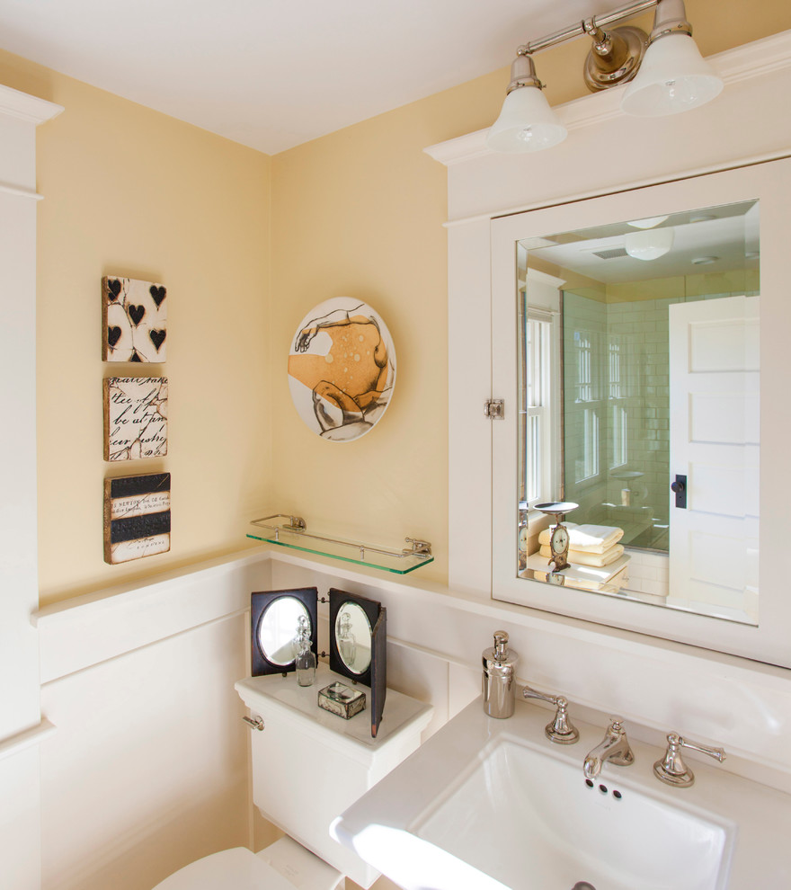 Aménagement d'une salle de bain classique en bois vieilli de taille moyenne avec un placard en trompe-l'oeil, WC séparés, un carrelage blanc, mosaïque, un mur jaune, un sol en carrelage de terre cuite et un lavabo de ferme.