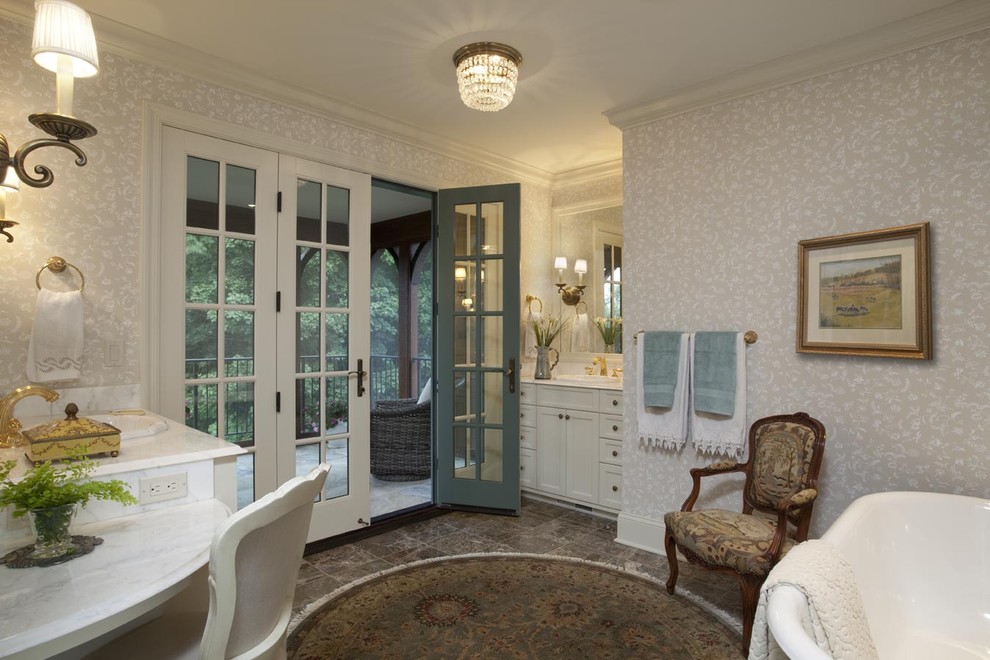 Foto di una stanza da bagno classica con lavabo da incasso, ante in stile shaker, ante bianche e vasca freestanding