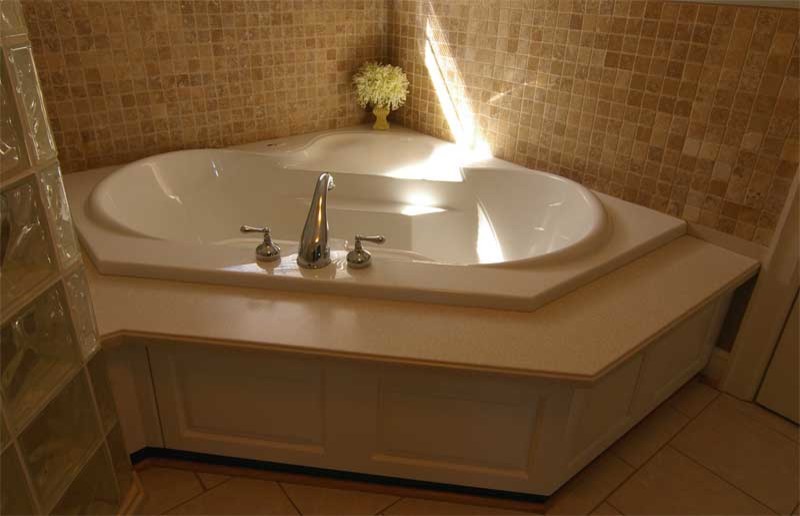 Ispirazione per una stanza da bagno padronale scandinava di medie dimensioni con vasca da incasso, doccia ad angolo, piastrelle beige, piastrelle in travertino, pareti beige e pavimento con piastrelle in ceramica