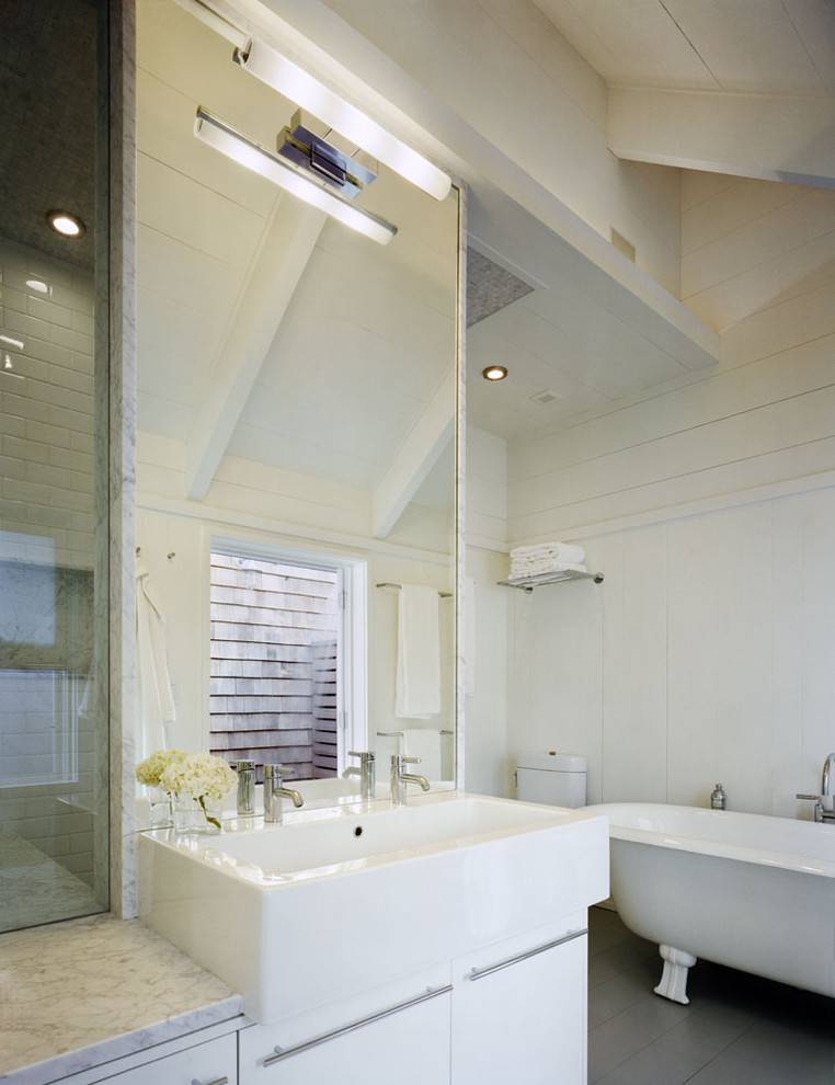 Пример оригинального дизайна: ванная комната в морском стиле с ванной на ножках