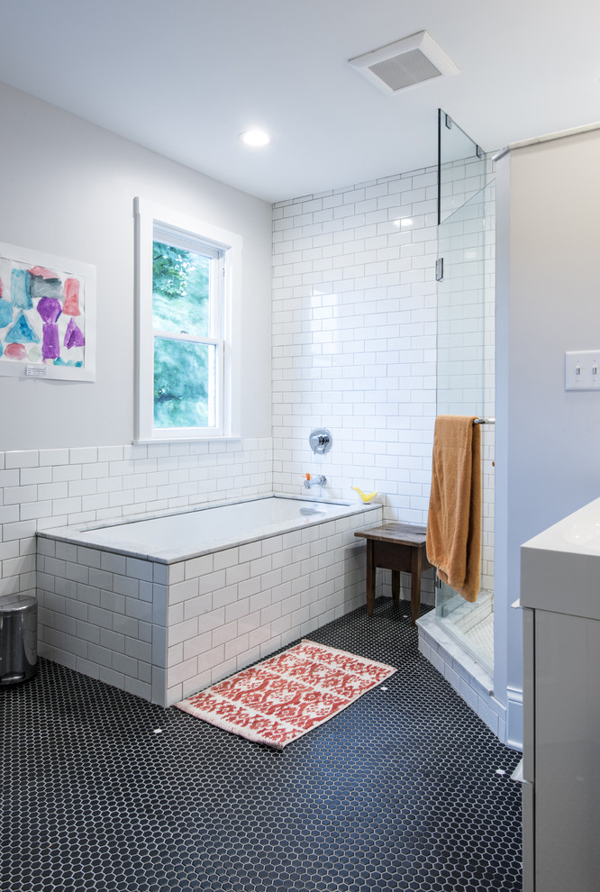 Foto på ett mellanstort funkis badrum för barn, med släta luckor, vita skåp, ett undermonterat badkar, en hörndusch, vit kakel, keramikplattor, vita väggar, klinkergolv i keramik och ett integrerad handfat