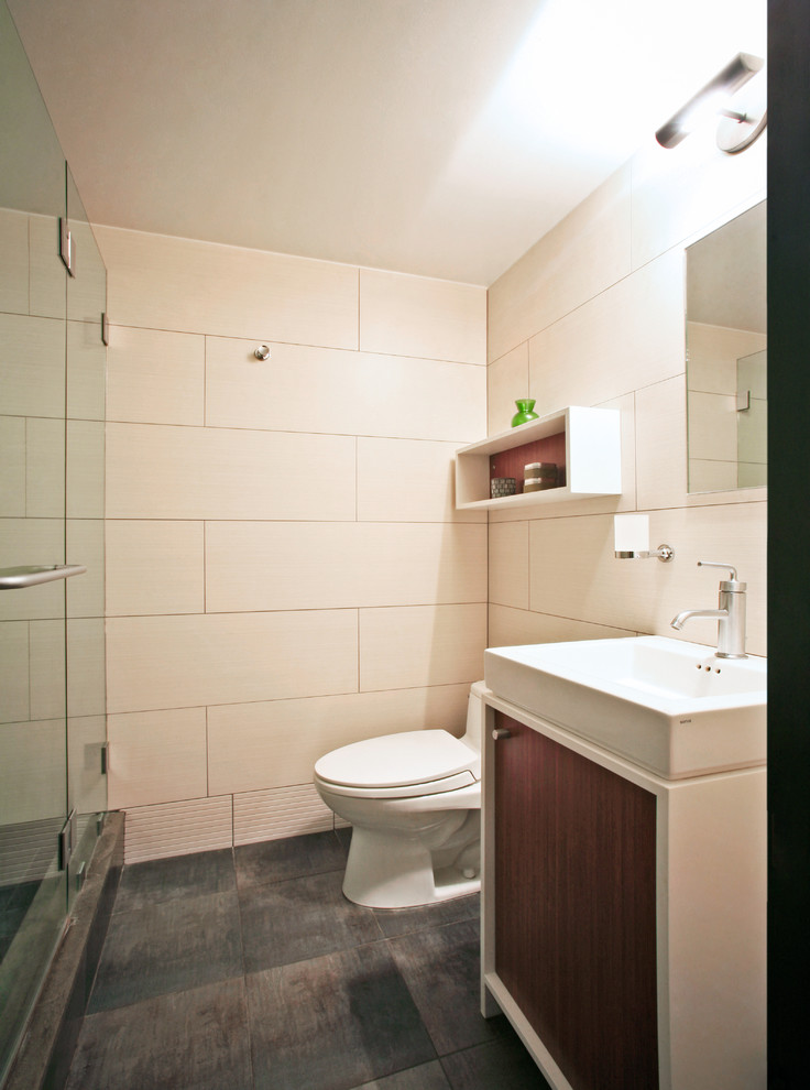 Imagen de cuarto de baño rectangular minimalista con baldosas y/o azulejos blancos
