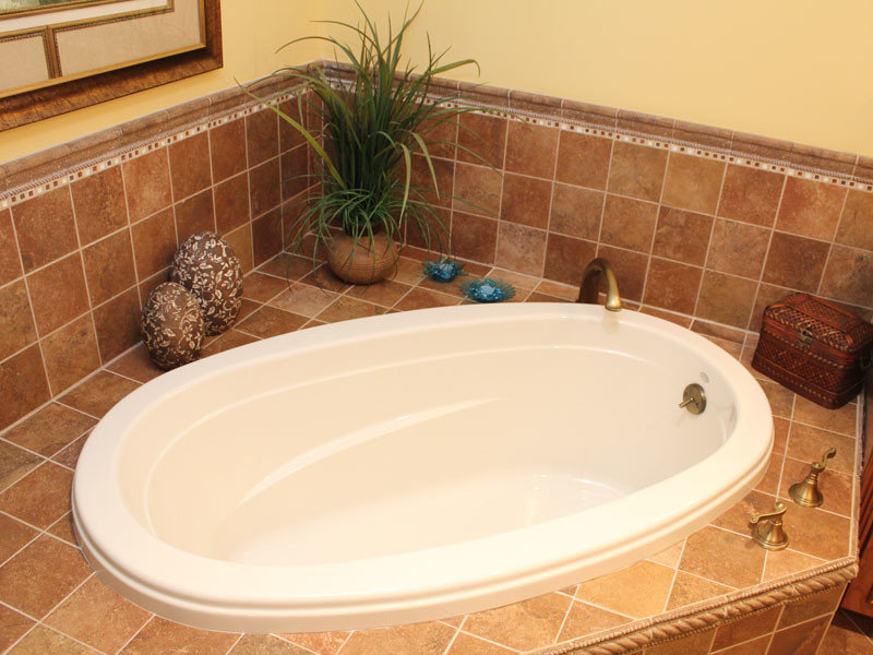 Пример оригинального дизайна: ванная комната в стиле неоклассика (современная классика) с бежевой плиткой, коричневой плиткой, керамической плиткой, бежевыми стенами, полом из керамической плитки, бежевым полом и угловой ванной