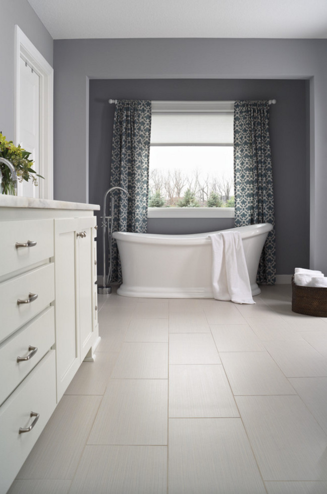 На фото: большая главная ванная комната в современном стиле с фасадами в стиле шейкер, светлыми деревянными фасадами, керамической плиткой, синими стенами, полом из керамогранита, врезной раковиной и столешницей из кварцита с