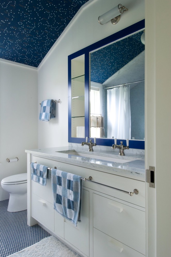 Ispirazione per una stanza da bagno stile marinaro con ante lisce, ante bianche e piastrelle blu