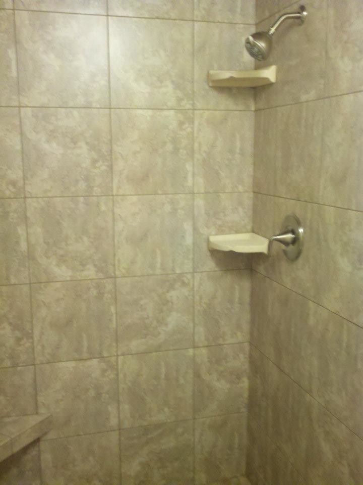 Idee per una stanza da bagno classica con piastrelle beige, piastrelle in ceramica e pavimento con piastrelle in ceramica