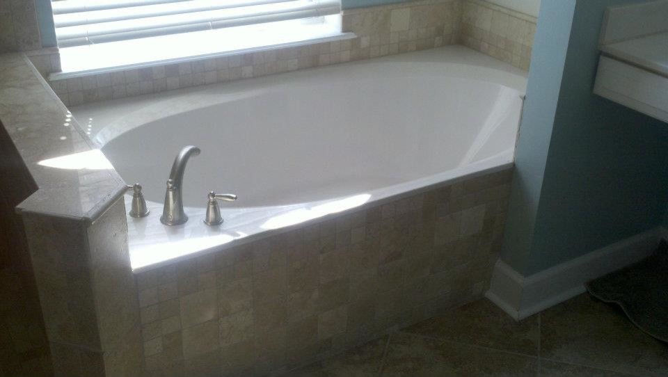 Foto di una stanza da bagno chic con piastrelle beige, piastrelle in ceramica e pavimento con piastrelle in ceramica