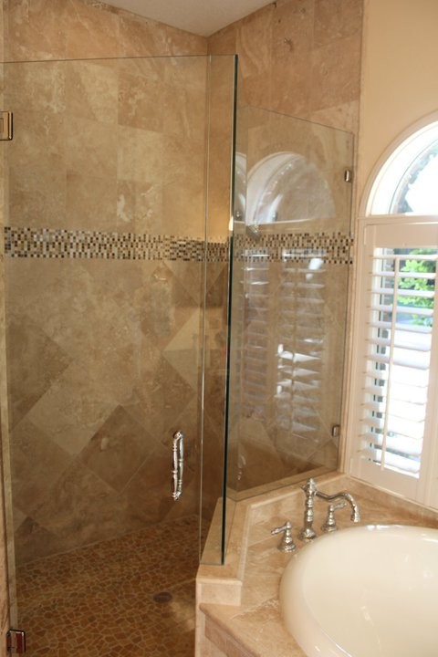 Пример оригинального дизайна: ванная комната в классическом стиле с бежевой плиткой, керамической плиткой и полом из керамической плитки