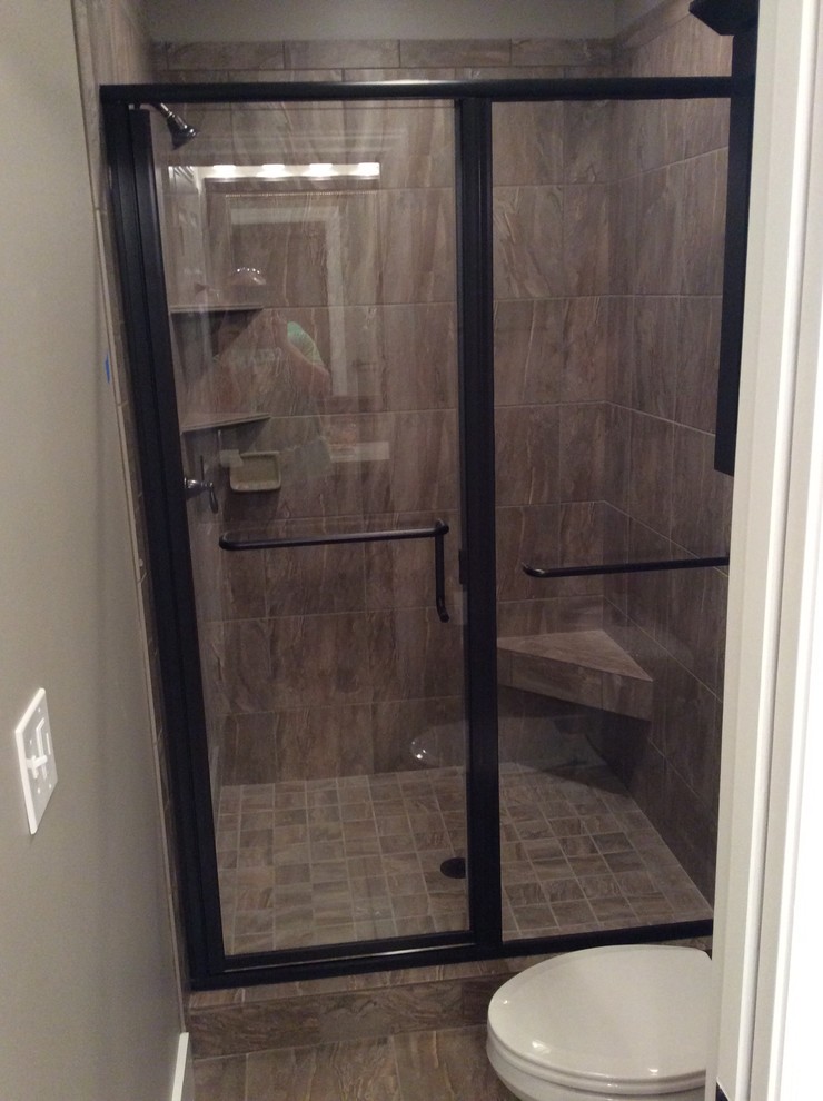 Imagen de cuarto de baño tradicional pequeño con ducha empotrada, sanitario de dos piezas, paredes beige y ducha con puerta corredera