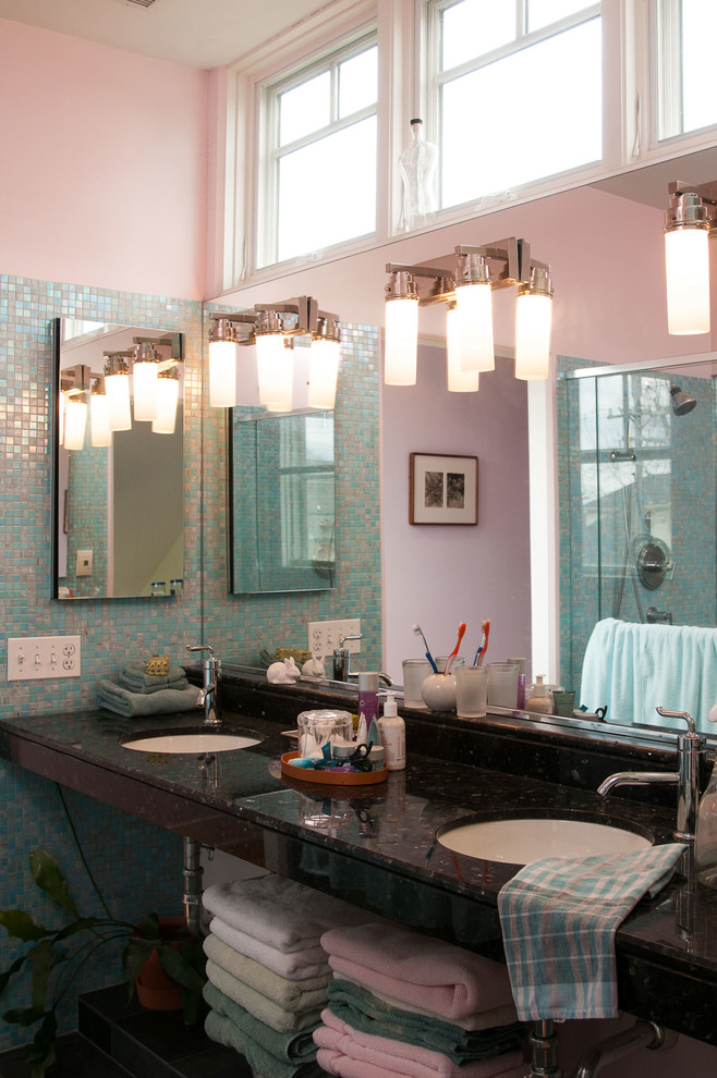 Esempio di una stanza da bagno tradizionale con piastrelle blu