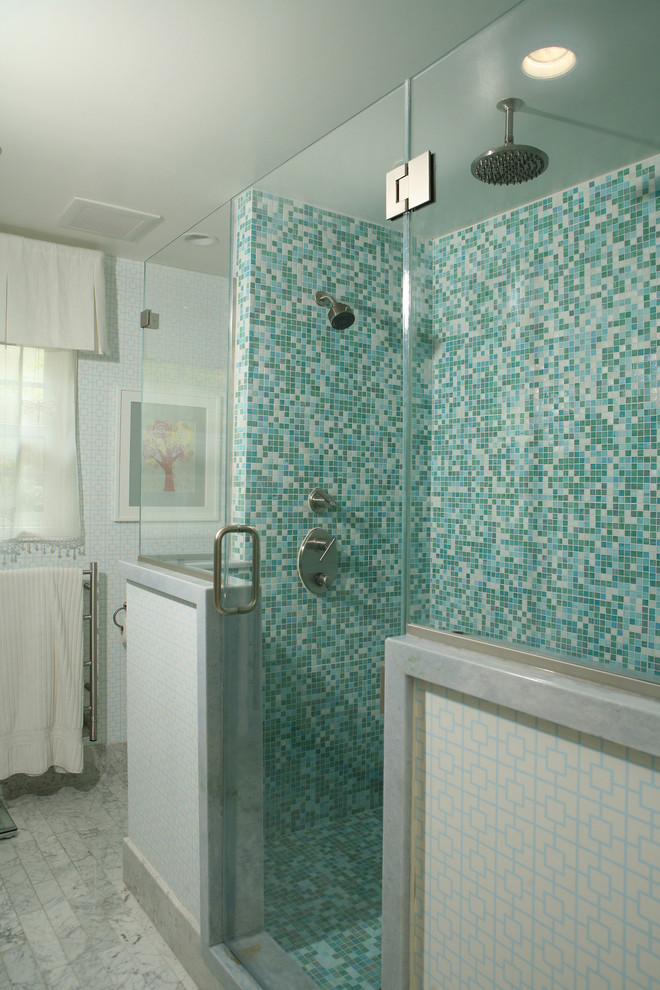 Foto di una stanza da bagno contemporanea con piastrelle a mosaico
