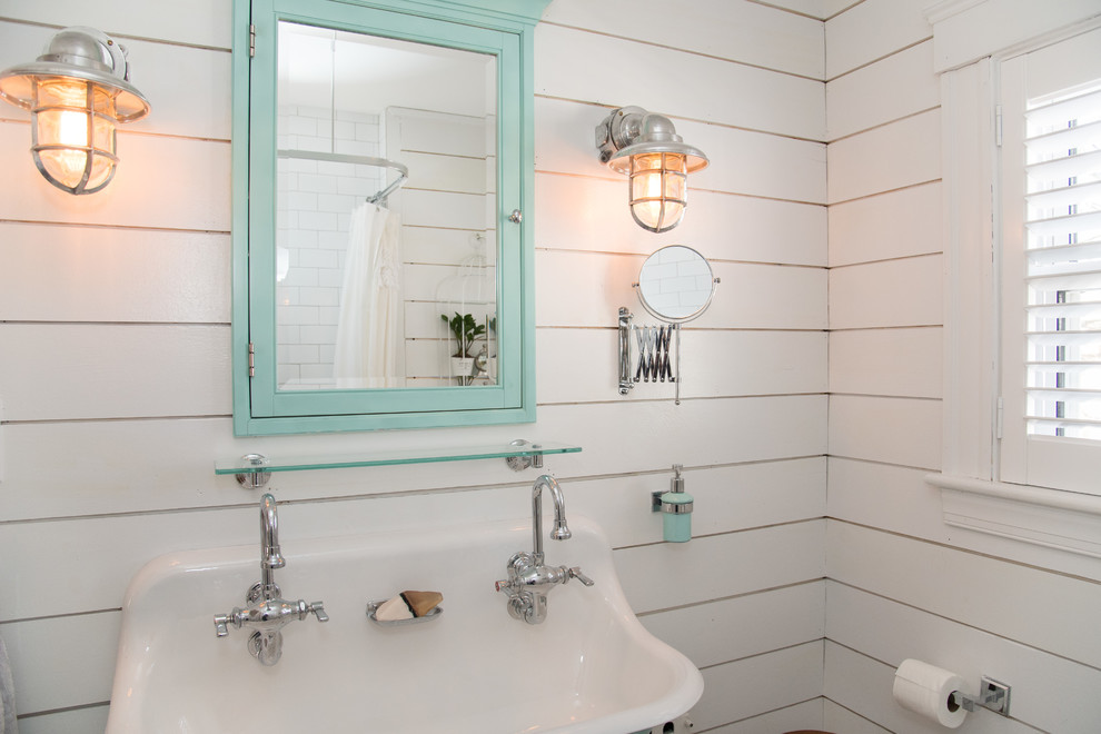 Kleines Landhaus Badezimmer mit Duschbadewanne, Toilette mit Aufsatzspülkasten, weißen Fliesen, Metrofliesen, weißer Wandfarbe, Marmorboden, Trogwaschbecken, grauem Boden und Duschvorhang-Duschabtrennung in Boston