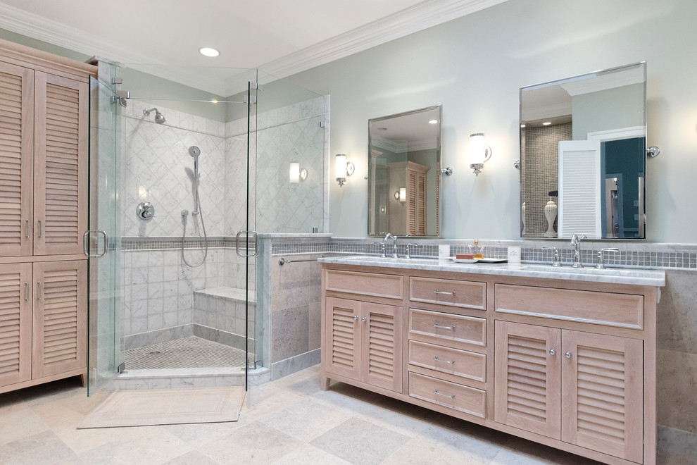 Пример оригинального дизайна: огромная главная ванная комната в современном стиле с светлыми деревянными фасадами, угловым душем, белой плиткой, керамогранитной плиткой, мраморным полом, врезной раковиной и мраморной столешницей