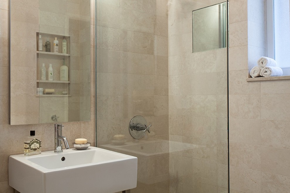 Idee per una piccola stanza da bagno padronale classica con lavabo a consolle, doccia aperta, WC a due pezzi, piastrelle beige, piastrelle in pietra, pareti beige e pavimento con piastrelle a mosaico