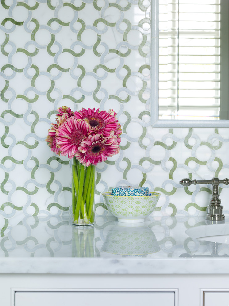ワシントンD.C.にあるコンテンポラリースタイルのおしゃれな浴室 (インセット扉のキャビネット、白いキャビネット、マルチカラーのタイル、大理石の床) の写真