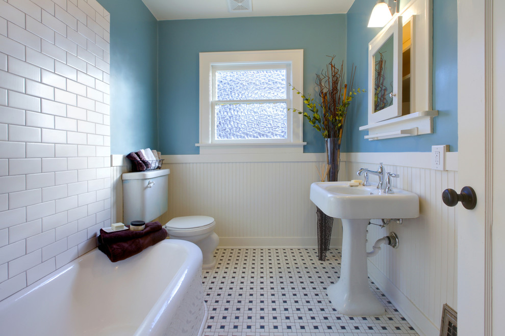 Aménagement d'une salle de bain principale classique de taille moyenne avec un placard à porte vitrée, des portes de placard blanches, un bain bouillonnant, une douche ouverte, WC séparés, un carrelage blanc, mosaïque, un mur blanc, un sol en carrelage de porcelaine, un lavabo encastré, un plan de toilette en carrelage, un sol blanc et une cabine de douche à porte battante.