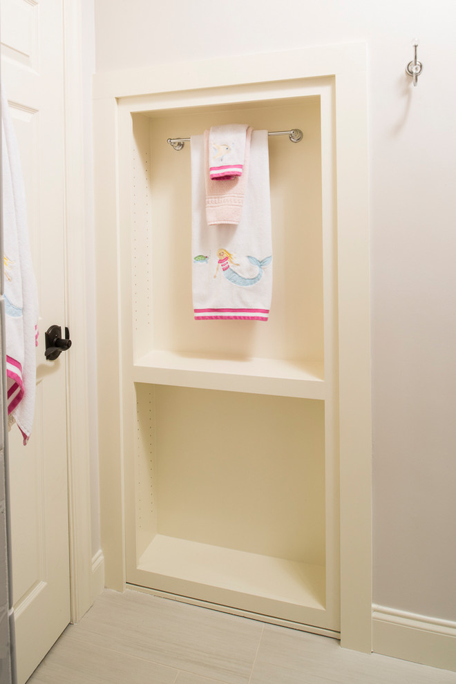 Свежая идея для дизайна: детская ванная комната в стиле неоклассика (современная классика) с душем над ванной, серой плиткой, врезной раковиной, серым полом и шторкой для ванной - отличное фото интерьера