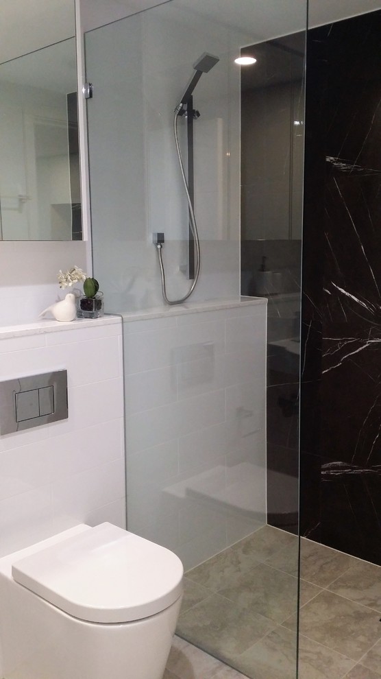 Exempel på ett modernt badrum, med en dusch i en alkov, svart kakel, vit kakel, marmorkakel, vita väggar, klinkergolv i keramik, beiget golv och med dusch som är öppen