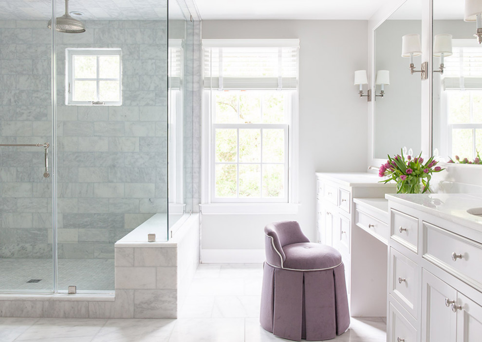 Immagine di una stanza da bagno padronale classica con ante bianche, piastrelle di marmo, pareti bianche, pavimento bianco, top bianco, due lavabi e panca da doccia