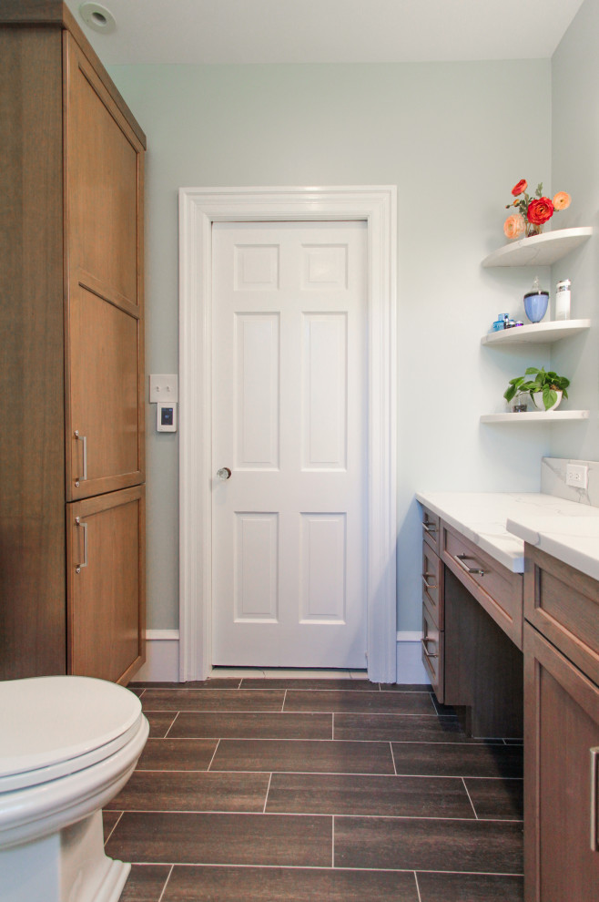 Idées déco pour une douche en alcôve principale contemporaine de taille moyenne avec un placard avec porte à panneau encastré, des portes de placard marrons, une baignoire en alcôve, WC séparés, un carrelage bleu, mosaïque, un mur blanc, un sol en carrelage de porcelaine, un lavabo encastré, un plan de toilette en quartz modifié, un sol marron, une cabine de douche à porte battante et un plan de toilette blanc.