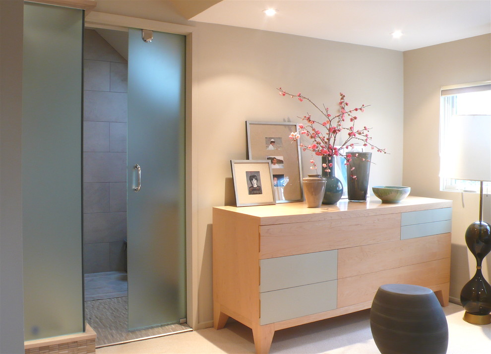 Imagen de cuarto de baño moderno con armarios con paneles lisos, puertas de armario de madera clara y ducha empotrada