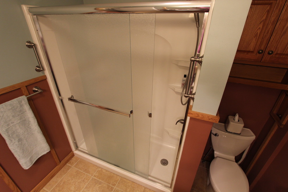 Ejemplo de cuarto de baño principal clásico pequeño con ducha empotrada y sanitario de dos piezas