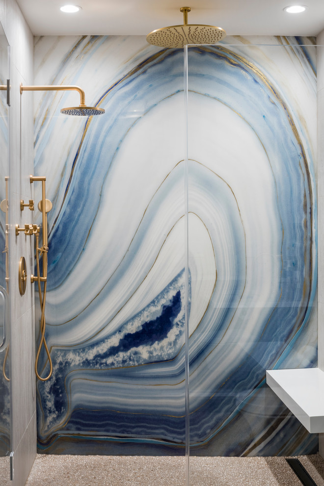Идея дизайна: ванная комната среднего размера в стиле неоклассика (современная классика) с душем в нише, мраморной плиткой, синими стенами, полом из галечной плитки, душевой кабиной, серым полом и душем с распашными дверями