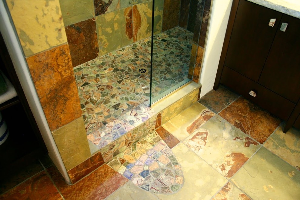 Exempel på ett mellanstort rustikt en-suite badrum, med flerfärgad kakel, stenkakel, skiffergolv, skåp i shakerstil, skåp i mörkt trä, ett fristående badkar, en dusch i en alkov, en toalettstol med separat cisternkåpa, beige väggar, ett undermonterad handfat, bänkskiva i kvarts, flerfärgat golv och med dusch som är öppen