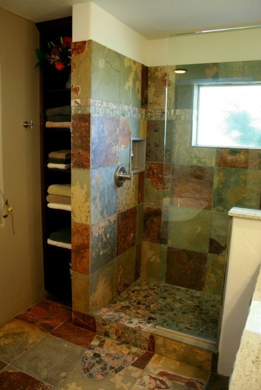 Idéer för mellanstora rustika en-suite badrum, med flerfärgad kakel, stenkakel, skiffergolv, skåp i shakerstil, skåp i mörkt trä, ett fristående badkar, en dusch i en alkov, en toalettstol med separat cisternkåpa, beige väggar, ett undermonterad handfat, bänkskiva i kvarts, flerfärgat golv och med dusch som är öppen