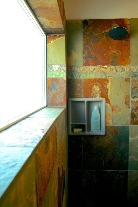На фото: главная ванная комната среднего размера в стиле рустика с разноцветной плиткой, каменной плиткой, полом из сланца, фасадами в стиле шейкер, темными деревянными фасадами, отдельно стоящей ванной, душем в нише, раздельным унитазом, бежевыми стенами, врезной раковиной, столешницей из искусственного кварца, разноцветным полом и открытым душем с