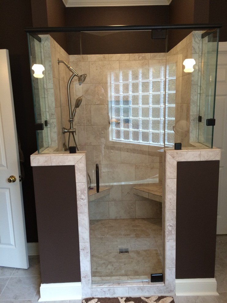 他の地域にある高級なトランジショナルスタイルのおしゃれな浴室 (アルコーブ型シャワー、茶色い壁) の写真