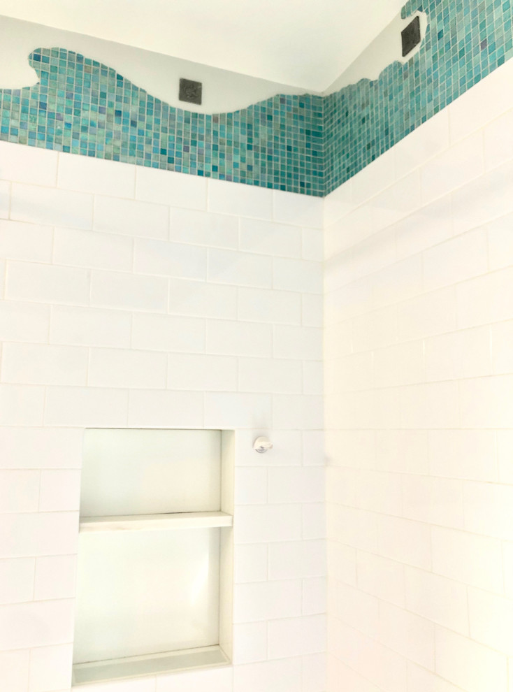 Стильный дизайн: маленькая главная ванная комната в белых тонах с отделкой деревом в современном стиле с плоскими фасадами, коричневыми фасадами, угловой ванной, душем над ванной, унитазом-моноблоком, белой плиткой, керамической плиткой, серыми стенами, врезной раковиной, столешницей из искусственного кварца, серым полом, шторкой для ванной, серой столешницей, полом из керамогранита, сиденьем для душа, тумбой под одну раковину, встроенной тумбой и сводчатым потолком для на участке и в саду - последний тренд