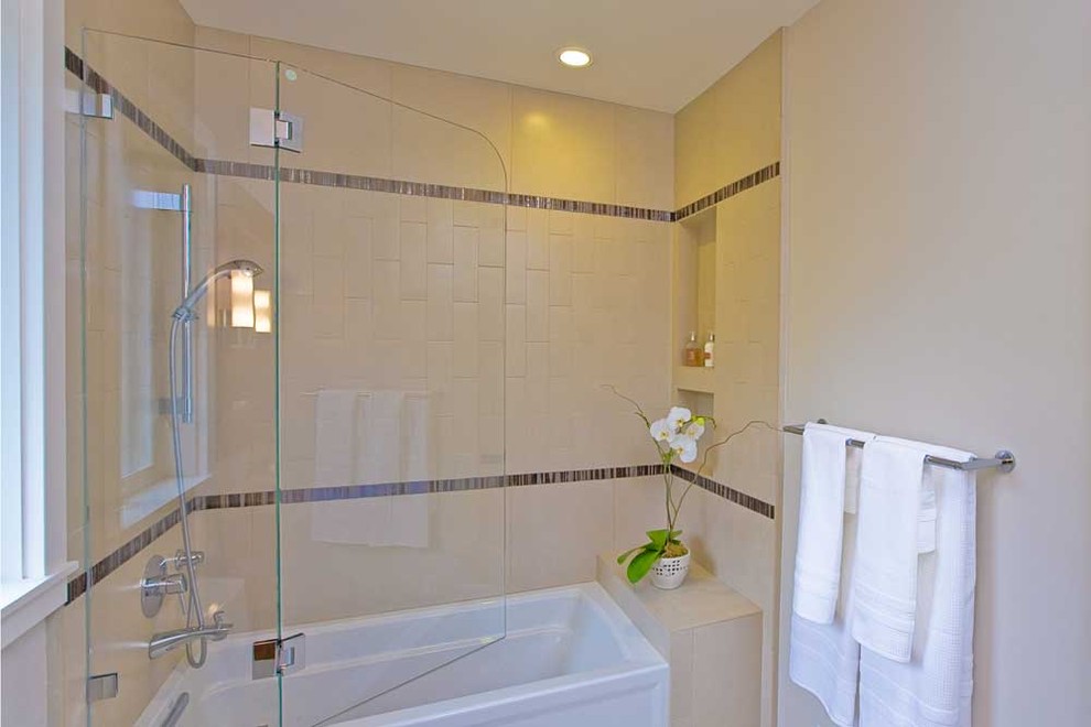 Ejemplo de cuarto de baño contemporáneo de tamaño medio con lavabo bajoencimera, bañera empotrada, combinación de ducha y bañera, sanitario de una pieza, baldosas y/o azulejos beige, baldosas y/o azulejos de porcelana y paredes blancas