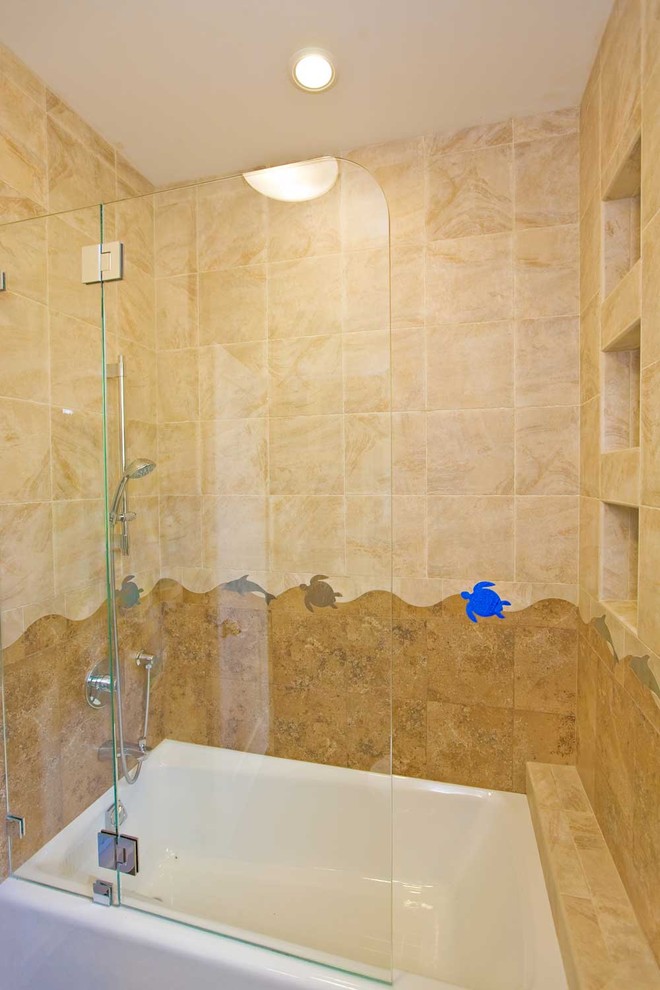 Esempio di una grande stanza da bagno design con lavabo sottopiano, vasca ad alcova, vasca/doccia, WC monopezzo, piastrelle marroni, pareti beige e pavimento con piastrelle in ceramica