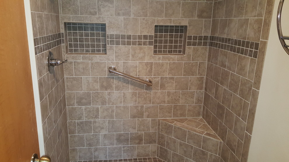 Свежая идея для дизайна: главная ванная комната среднего размера в стиле неоклассика (современная классика) с угловым душем, раздельным унитазом, коричневой плиткой, керамической плиткой, белыми стенами и полом из керамической плитки - отличное фото интерьера