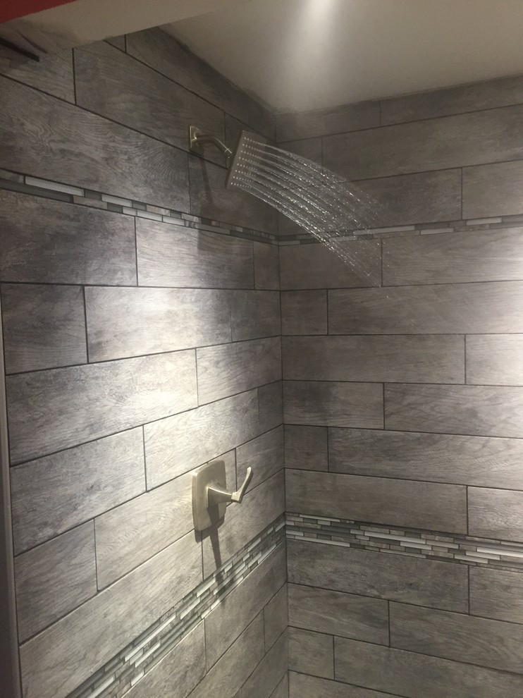 Стильный дизайн: ванная комната среднего размера в современном стиле с душем в нише, серой плиткой, керамогранитной плиткой, оранжевыми стенами и душевой кабиной - последний тренд