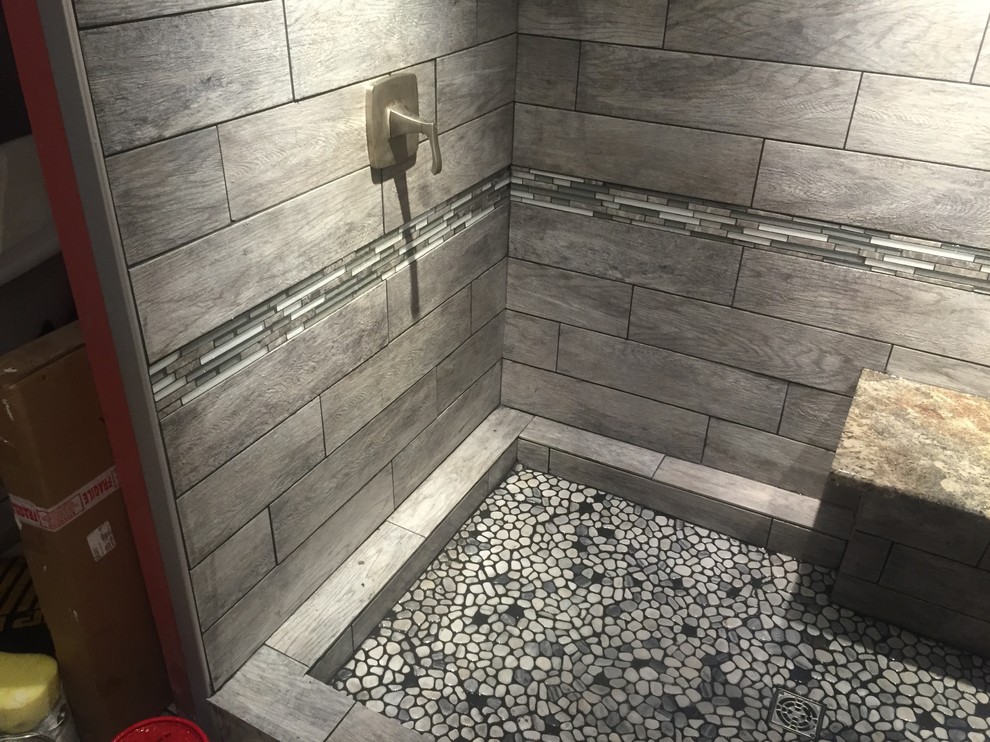 Идея дизайна: ванная комната среднего размера в современном стиле с душем в нише, серой плиткой, душевой кабиной, керамогранитной плиткой и оранжевыми стенами